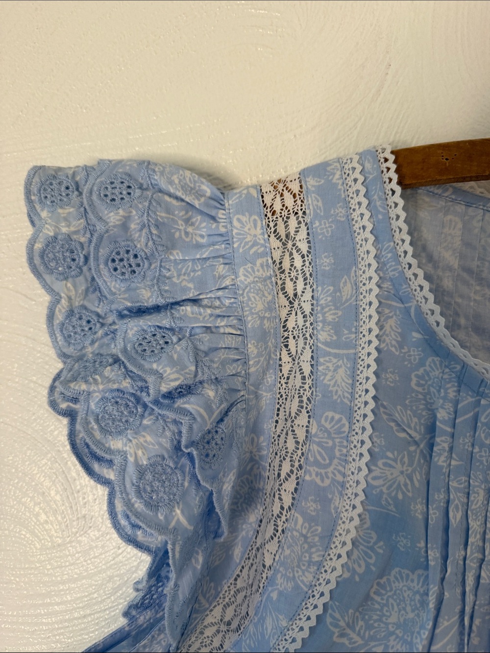 Jennifer Grace 100% Cotton Sleeveless Eyelet Lace Trim Blue Floral Top. Medium. - Picture 3 of 9